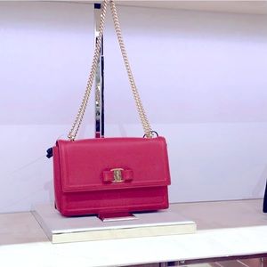 Ferragamo pink leather crossbody bag in perfect condition, spotless chain.